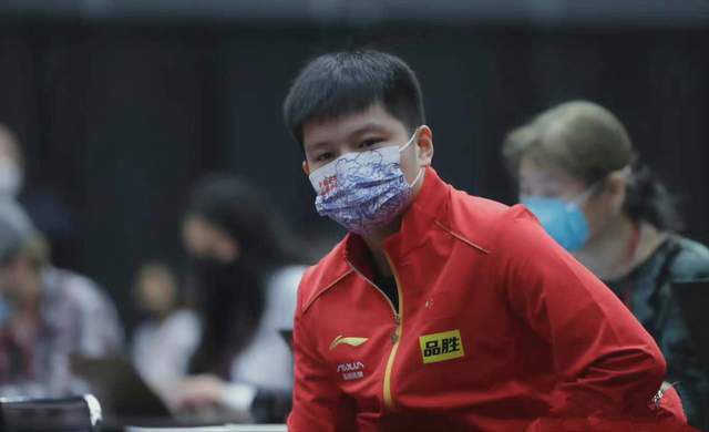 美女解开胸罩